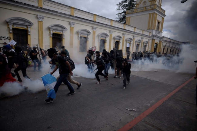 Guatemala'da göstericiler Kongre binasını ateşe verdi
